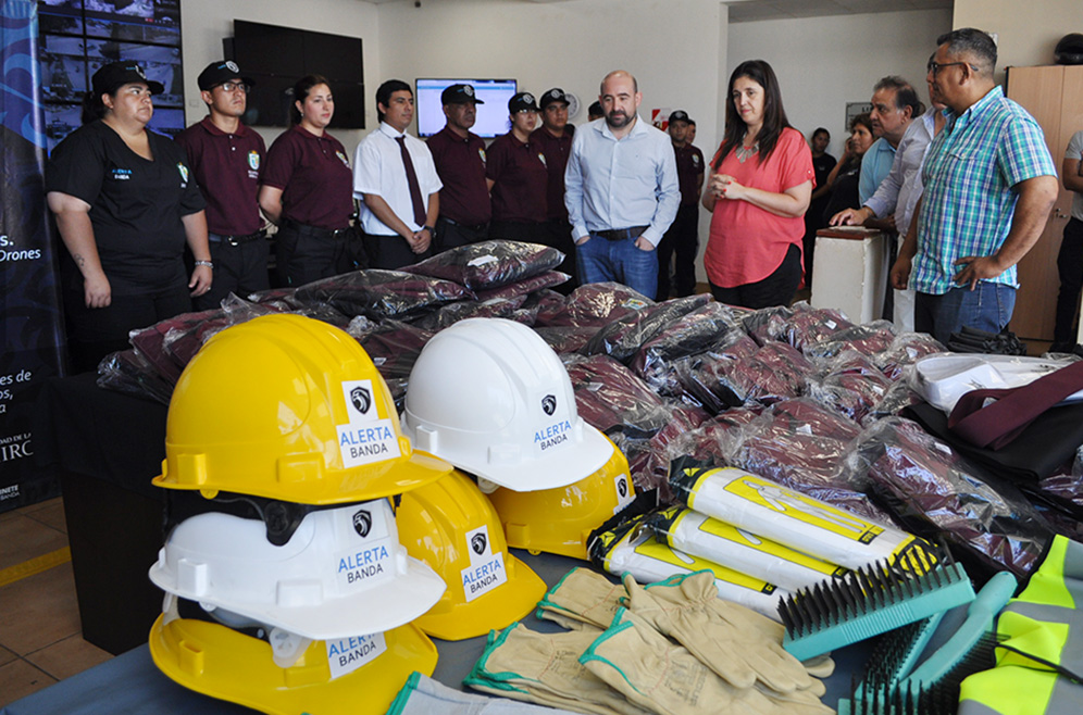 Entregan uniformes al personal de Alerta Banda