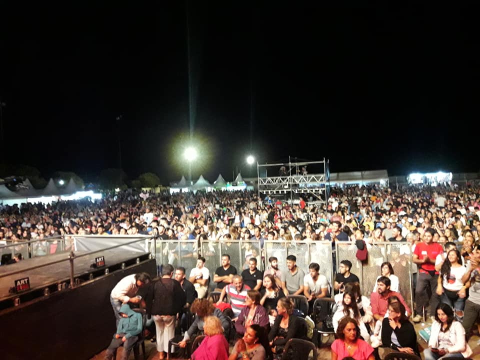 Miles de personas bailaron y cantaron en la primera noche del Festival de la Canción Popular
