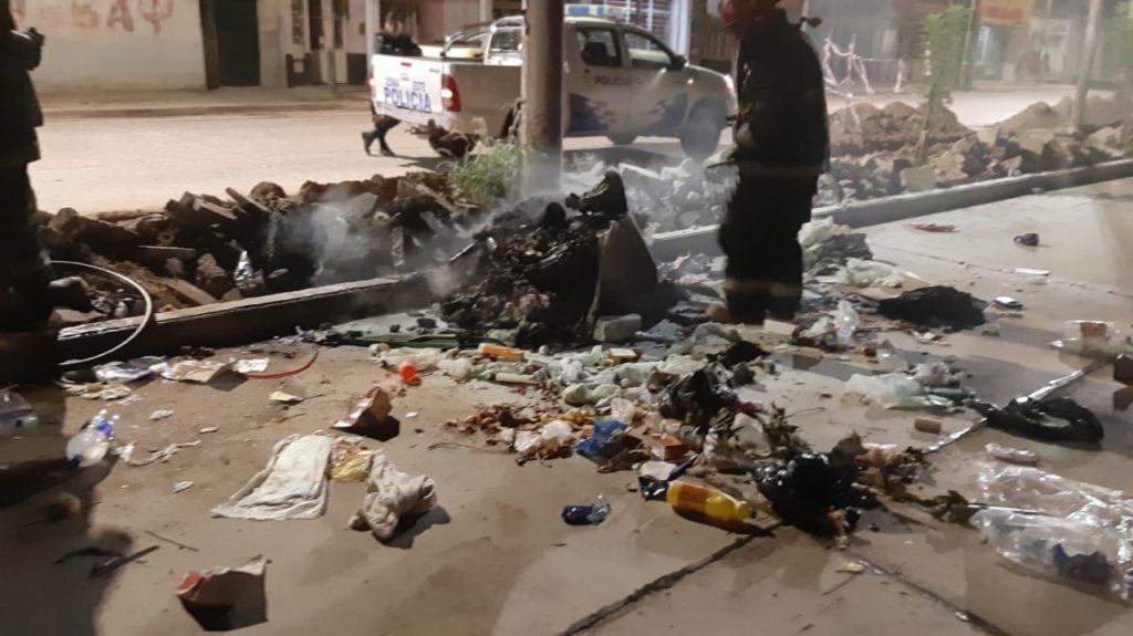 La Banda: Arrojaron cachorros en un contenedor y le prendieron fuego