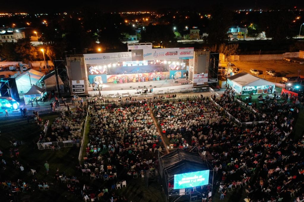 El carnaval encendió el fuego de la primera noche salamanquera