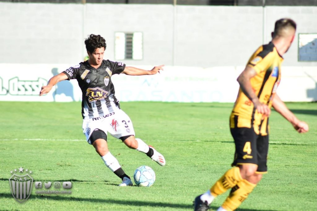Mitre inició el año con una derrota