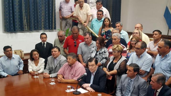 Anuncian un 45% de aumento para empleados públicos y docentes