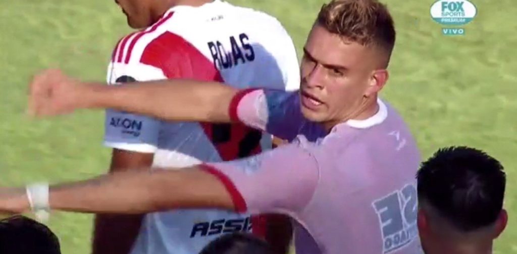 Herrera se llevó la camiseta de Santos Borré