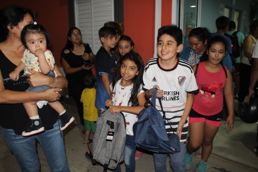 Entregan mochilas y kits escolares a los hijos de empleados mercantiles Entregan mochilas y kits escolares a los hijos de empleados mercantiles