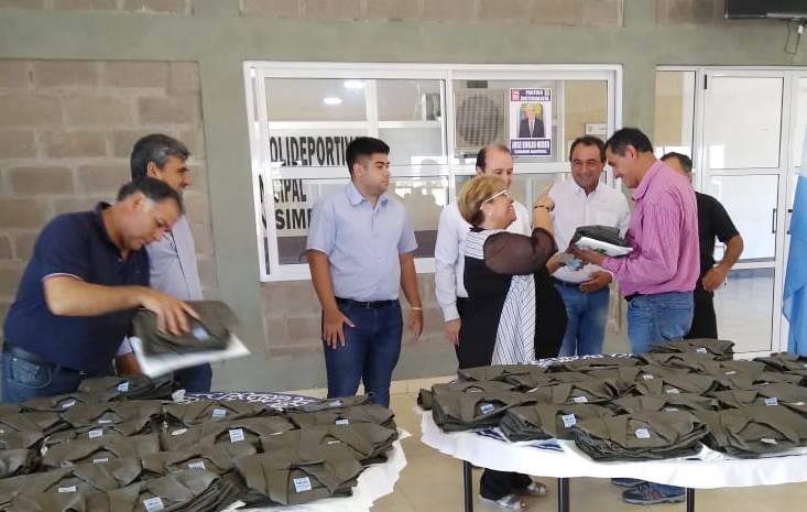 El personal municipal de Estación Simbolar recibió ropa de trabajo