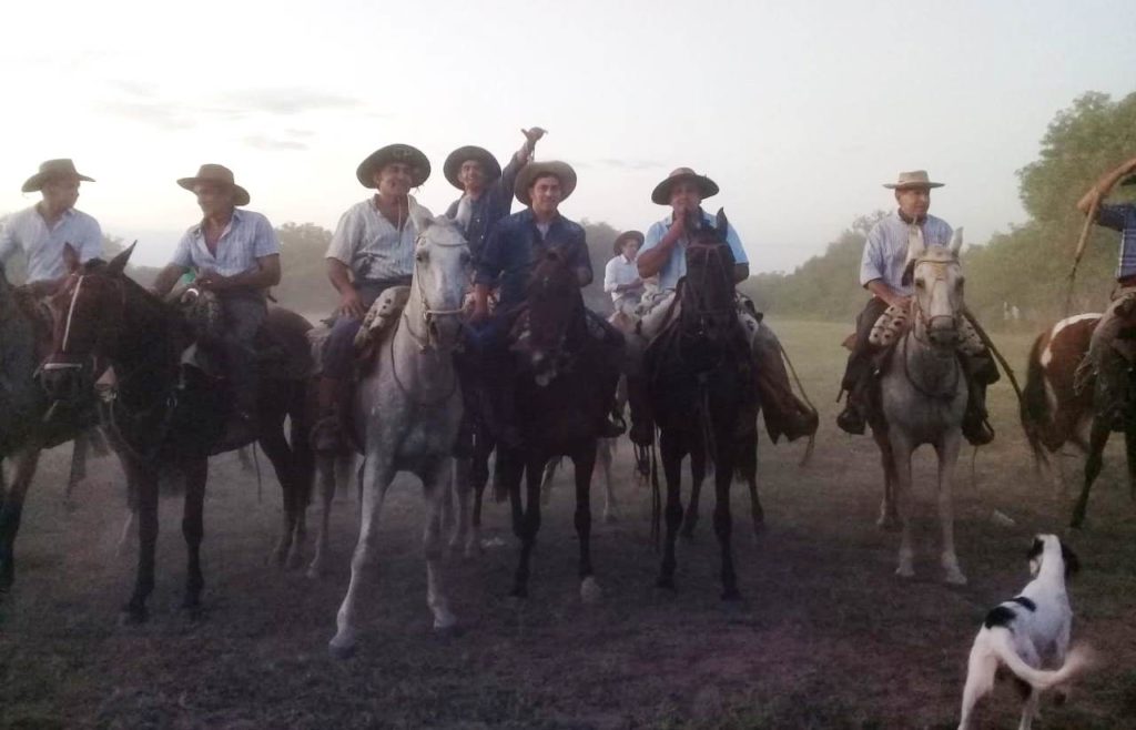 En Agua Amarga sobrevive el carnaval de antaño, con trincheras y patio de tierra