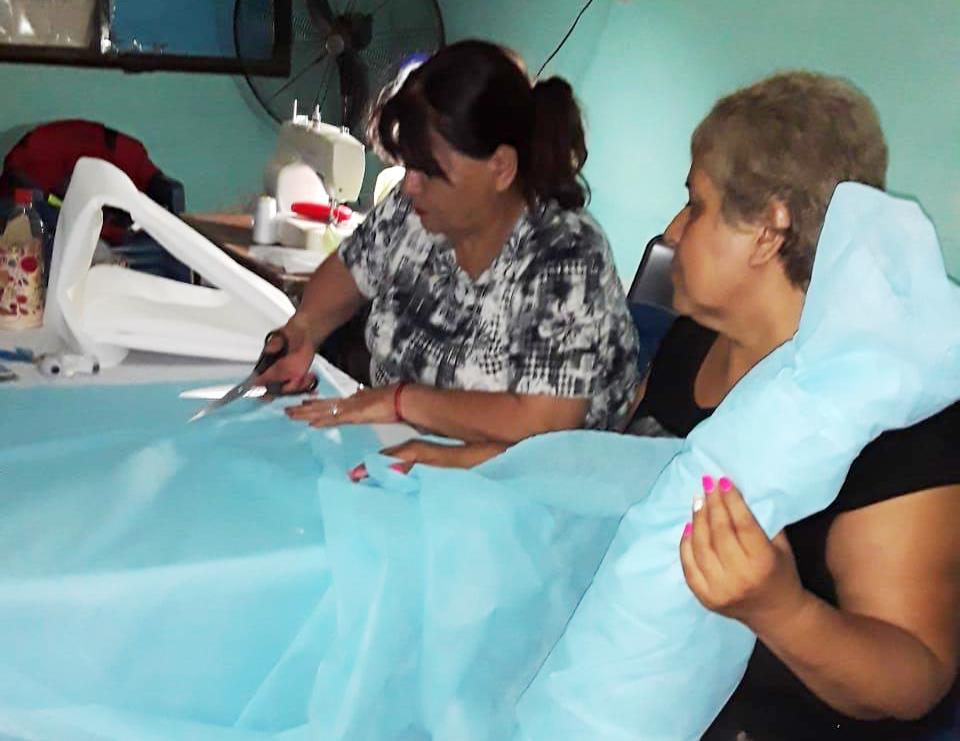 Mujeres confeccionan barbijos, cofias y toallitas higiénicas para donar Mujeres confeccionan barbijos, cofias y toallitas higiénicas para donar