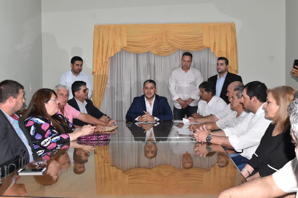 Frías anunció un aumento salarial del 45% y ayuda escolar para los municipales