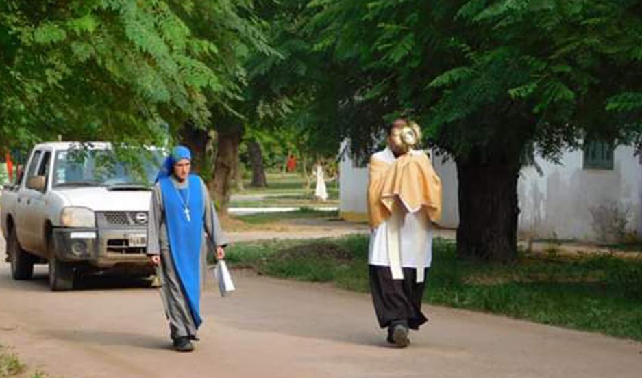El Santísimo recorrió por las calles vacías de Los Juríes El Santísimo recorrió por las calles vacías de Los Juríes