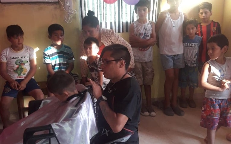 Antes de volver a las aulas, una mujer realizó cortes de cabello gratuitos a niños y jóvenes Antes de volver a las aulas, una mujer realizó cortes de cabello gratuitos a niños y jóvenes