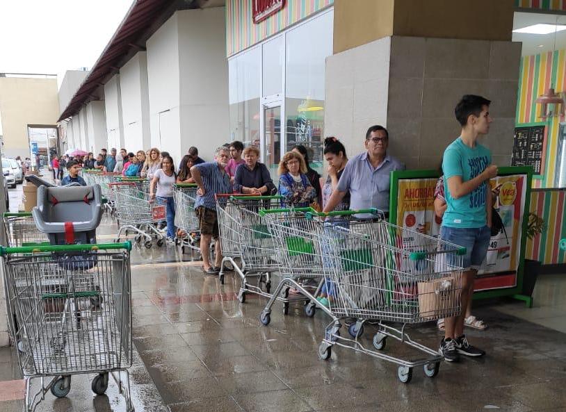 Largas colas en supermercados para “stockear” alimentos y artículos de limpieza