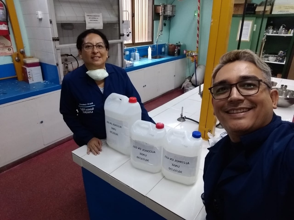 Investigadores de la Unse producen alcohol en gel