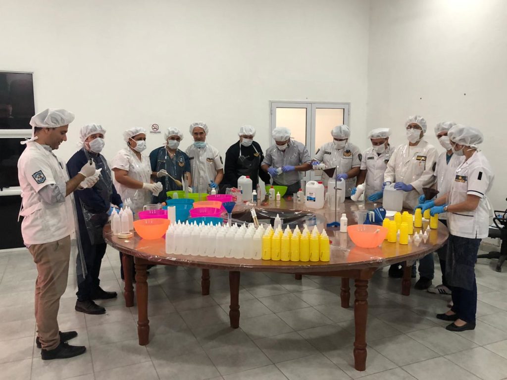 Científicos y técnicos produjeron alcohol en gel, barbijos y gafas para policías