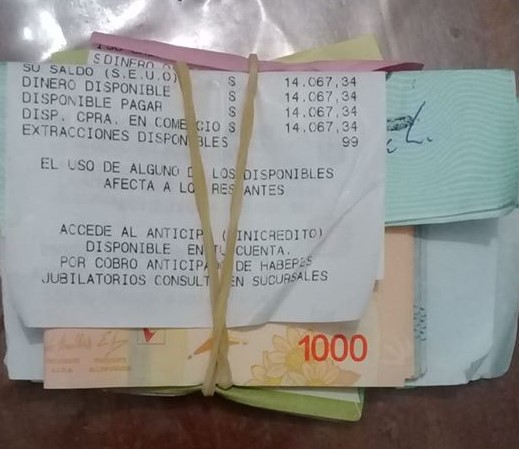 Encontró dinero y busca a su dueño para devolverlo Encontró dinero y busca a su dueño para devolverlo