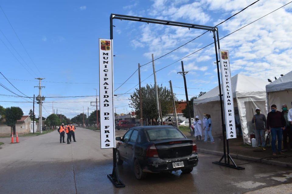 Frías inauguró su primer arco de desinfección que funcionará las 24 horas