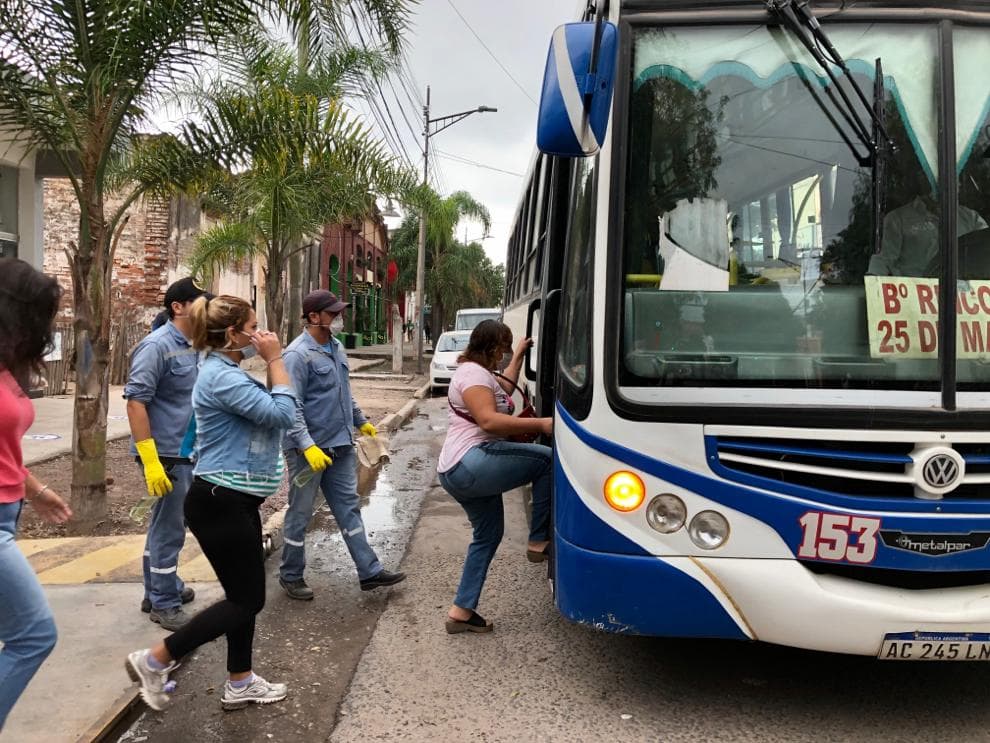 Estrictos controles en las unidades del transporte público en La Banda