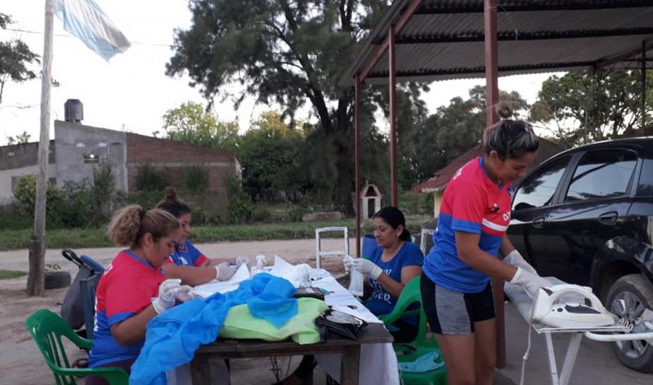 Mujeres fabrican insumos sanitarios para un hospital en El Bobadal
