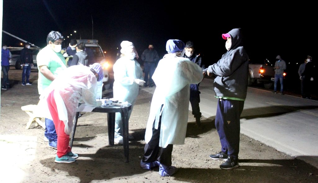 Otro grupo de peones llegó a Colonia El Simbolar bajo un fuerte control sanitario