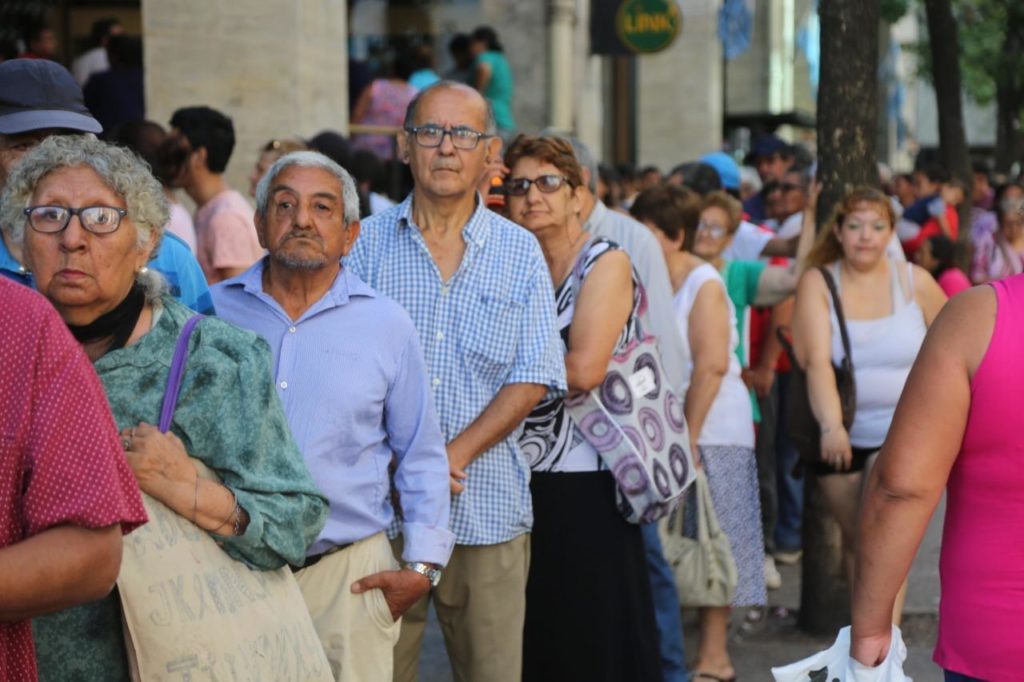 La reapertura de bancos sacó a la calle a miles de santiagueños