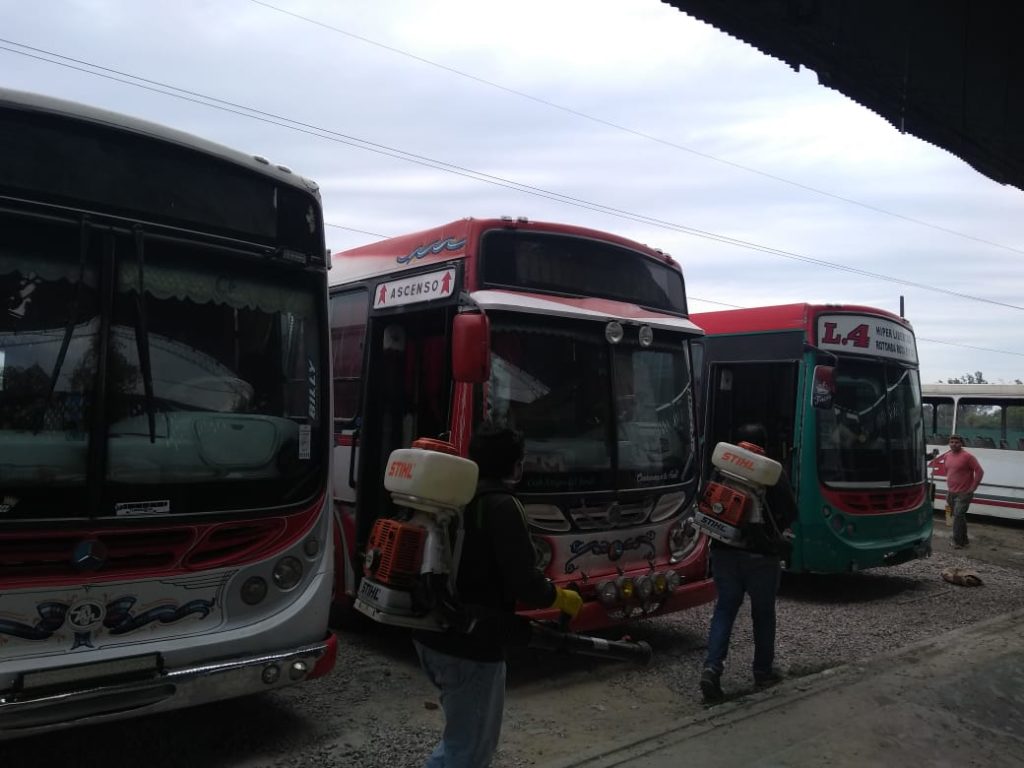 Continúa la desinfección de unidades del transporte público en La Banda