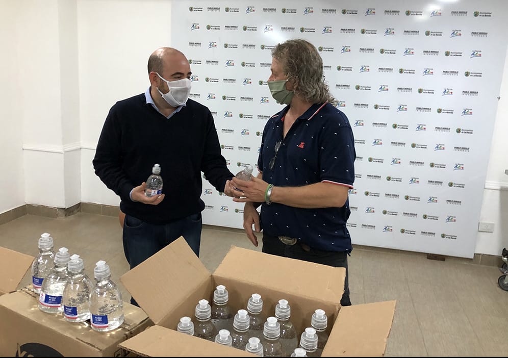 Un vecino donó alcohol en gel y guantes para municipales de La Banda