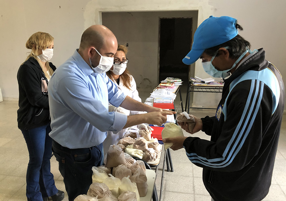 Entregan raciones alimentarias en la Escuela Primaria Municipal de La Banda Entregan raciones alimentarias en la Escuela Primaria Municipal de La Banda