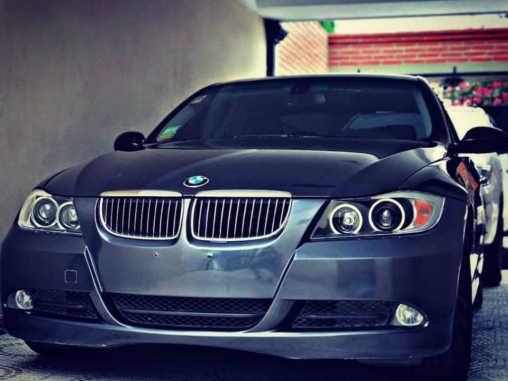 Un santiagueño cambia un BMW por alimentos no perecederos para donar Un santiagueño cambia un BMW por alimentos no perecederos para donar