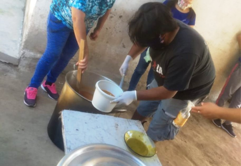 Recolectan alimentos para hacer “Ollas Populares” en sectores vulnerables Recolectan alimentos para hacer “Ollas Populares” en sectores vulnerables