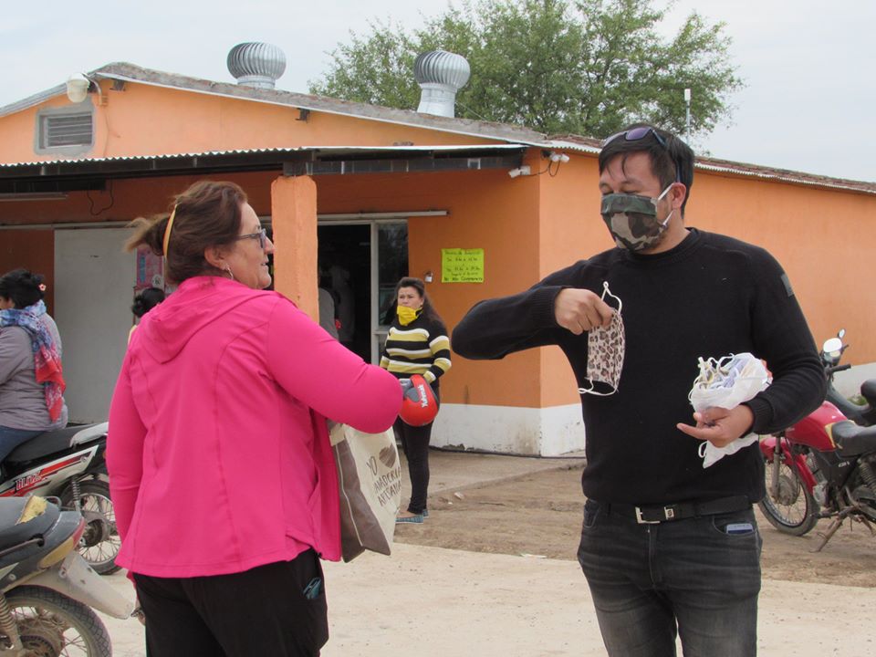 Reparten barbijos a vecinos de Colonia El Simbolar