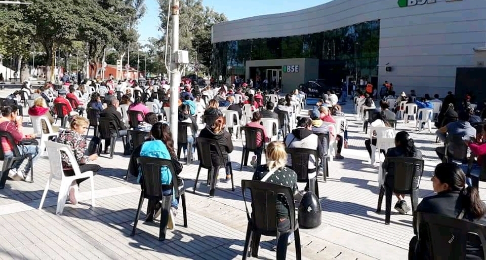 Así atienden a la gente en los bancos tras un viernes de caos