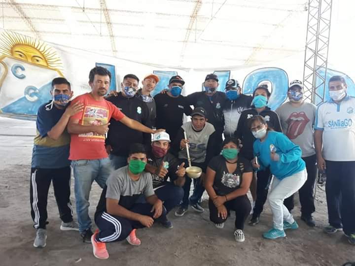 Tres hinchadas dejan de lado la rivalidad para ayudar en medio de la pandemia Tres hinchadas dejan de lado la rivalidad para ayudar en medio de la pandemia