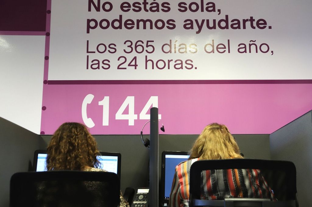 “¡No estás sola!”, la campaña para ayudar a las mujeres víctimas de violencia en Santiago “¡No estás sola!”, la campaña para ayudar a las mujeres víctimas de violencia en Santiago
