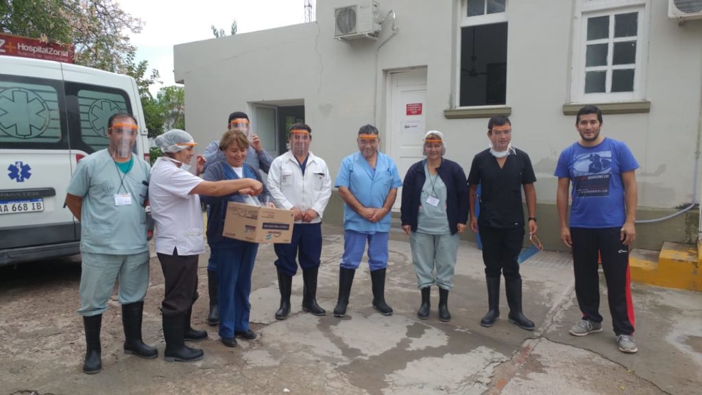 El Colegio Madre Tierra donó máscaras protectoras al personal del hospital de Fernández