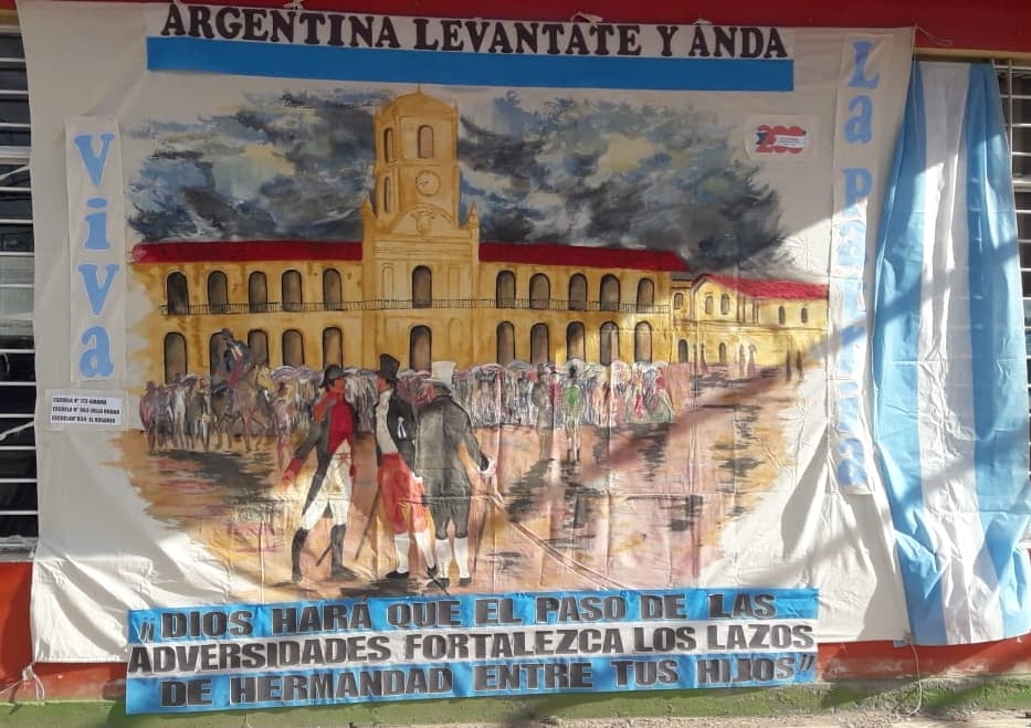 Una de las esquinas más transitadas de Tintina se vistió con los colores patrios