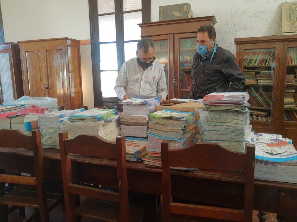 Pinto: Entregaron cartillas pedagógicas a los alumnos de zonas rurales
