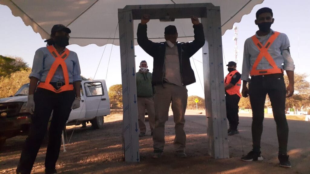 Instalaron en Quimilí tres arcos sanitizantes para peatones