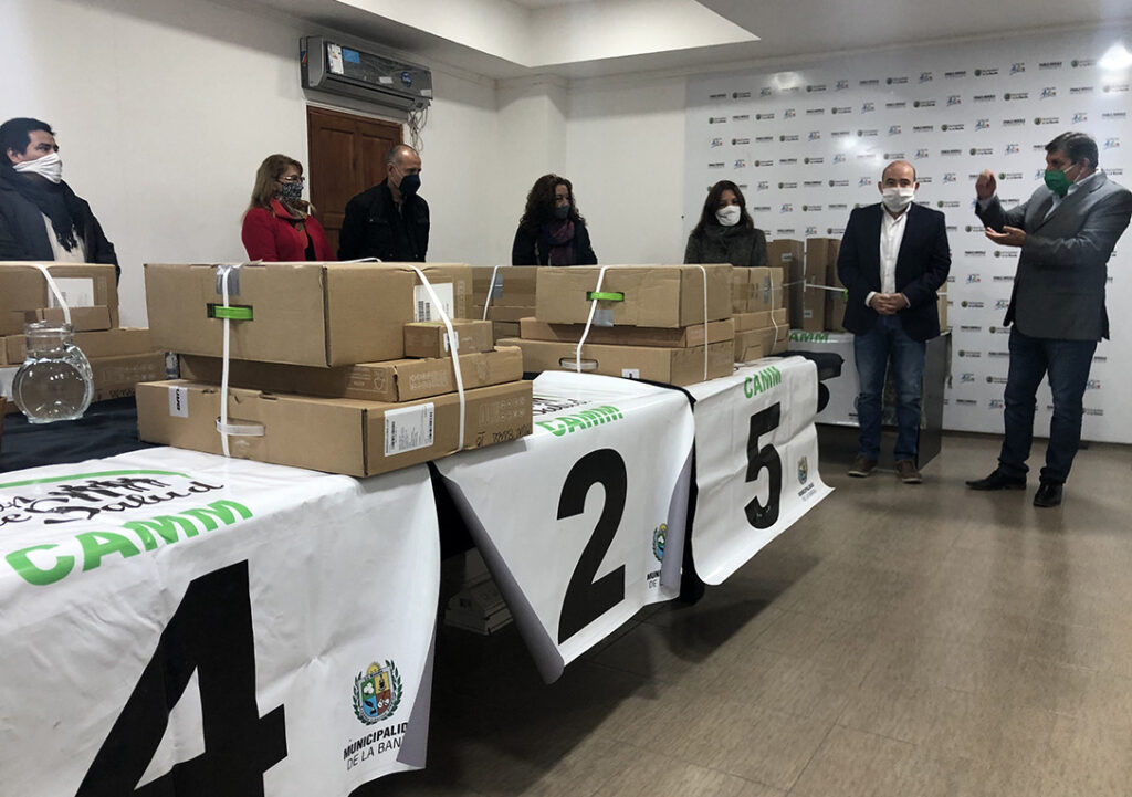 Entregan computadoras a los centros de atención médica municipales