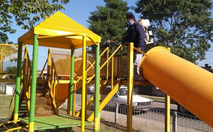 Intensifica la fumigación y el desmalezamiento en los espacios verdes y plazas
