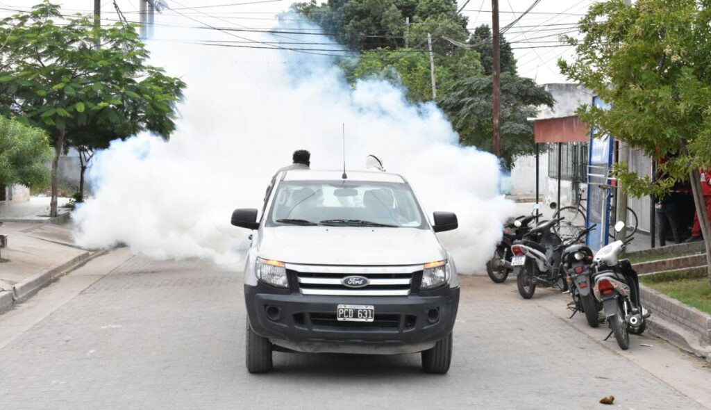 Intensifican la fumigación contra el dengue en los barrios capitalinos Intensifican la fumigación contra el dengue en los barrios capitalinos