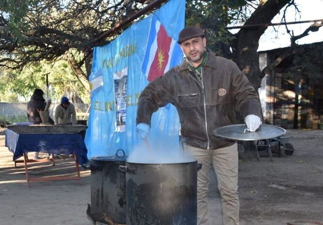 Un apicultor sanpedrino busca imponerse en el Concurso de Asado y Locro de Sumampa