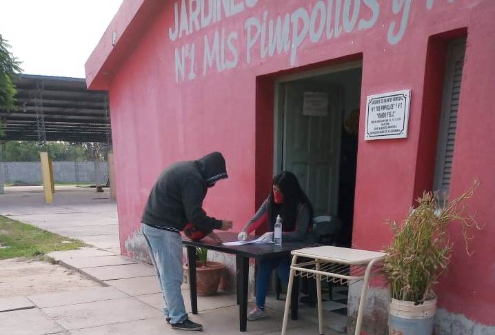 Clodomira: Entregan unidades alimentarias a los alumnos de los jardines Clodomira: Entregan unidades alimentarias a los alumnos de los jardines