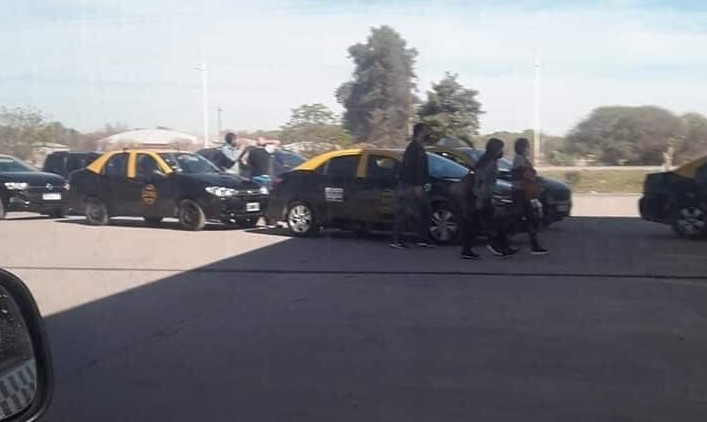 La Policía escoltó a taxis que pasaban por Santiago hacia otras provincias
