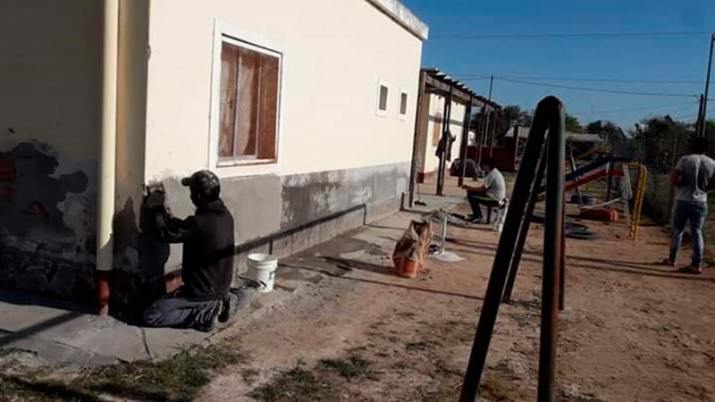 Trabajadores golondrinas refaccionan el CIC donde fueron aislados