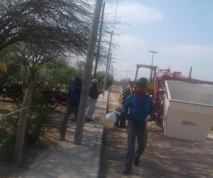 Trabajan en la reparación de caminos en barrios de Colonia El Simbolar