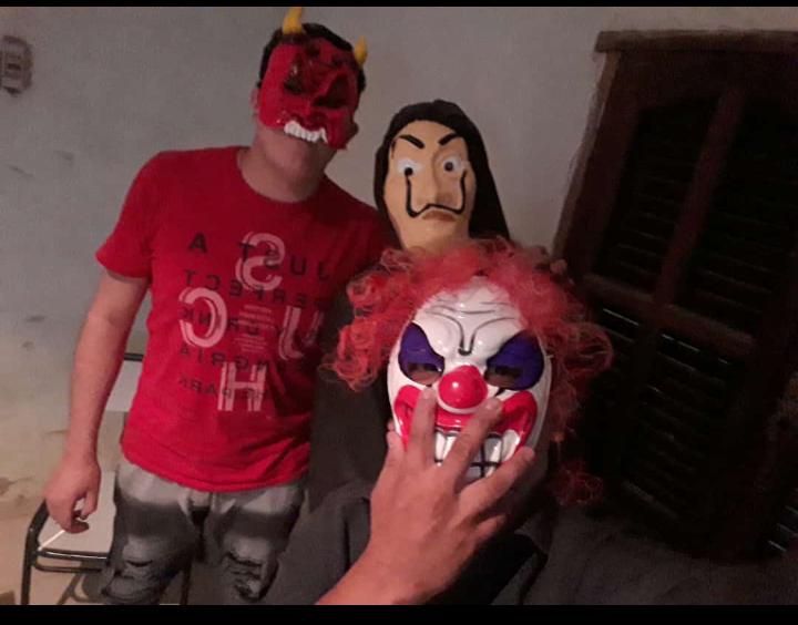 Una fiesta de disfraces en plena cuarentena revolucionó Tintina
