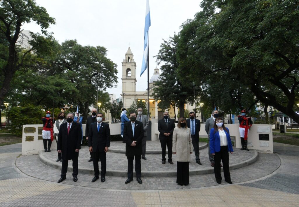 Autoridades encabezaron el acto por el Día de la Bandera en la plaza Libertad Autoridades encabezaron el acto por el Día de la Bandera en la plaza Libertad