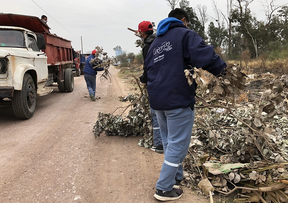 Despliegan máquinas y personal para eliminar un basural