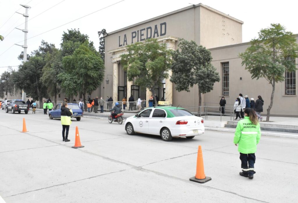 Bajo un amplio operativo, hubo un intenso movimiento en el cementerio La Piedad