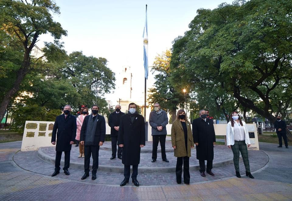 Autoridades conmemoraron el Día de la Independencia en la plaza Libertad Autoridades conmemoraron el Día de la Independencia en la plaza Libertad