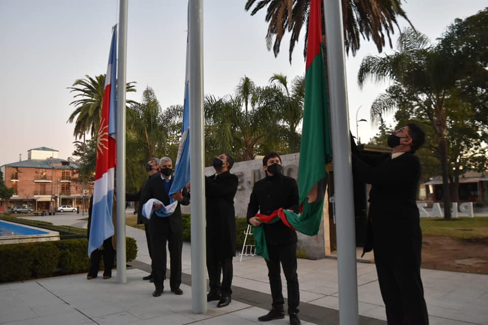 Bajo un estricto protocolo, Frías recordó el Día de la Independencia